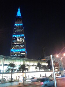 Fa... tower, mooi ding, naam vergeten, bovenin zit een bol waar een tof restaurant zit.